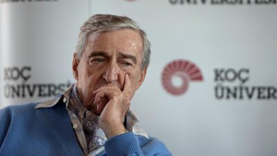 Tören sırasında hastanenin muayene odalarını gezen Rahmi Koç, yanındaki konuklara