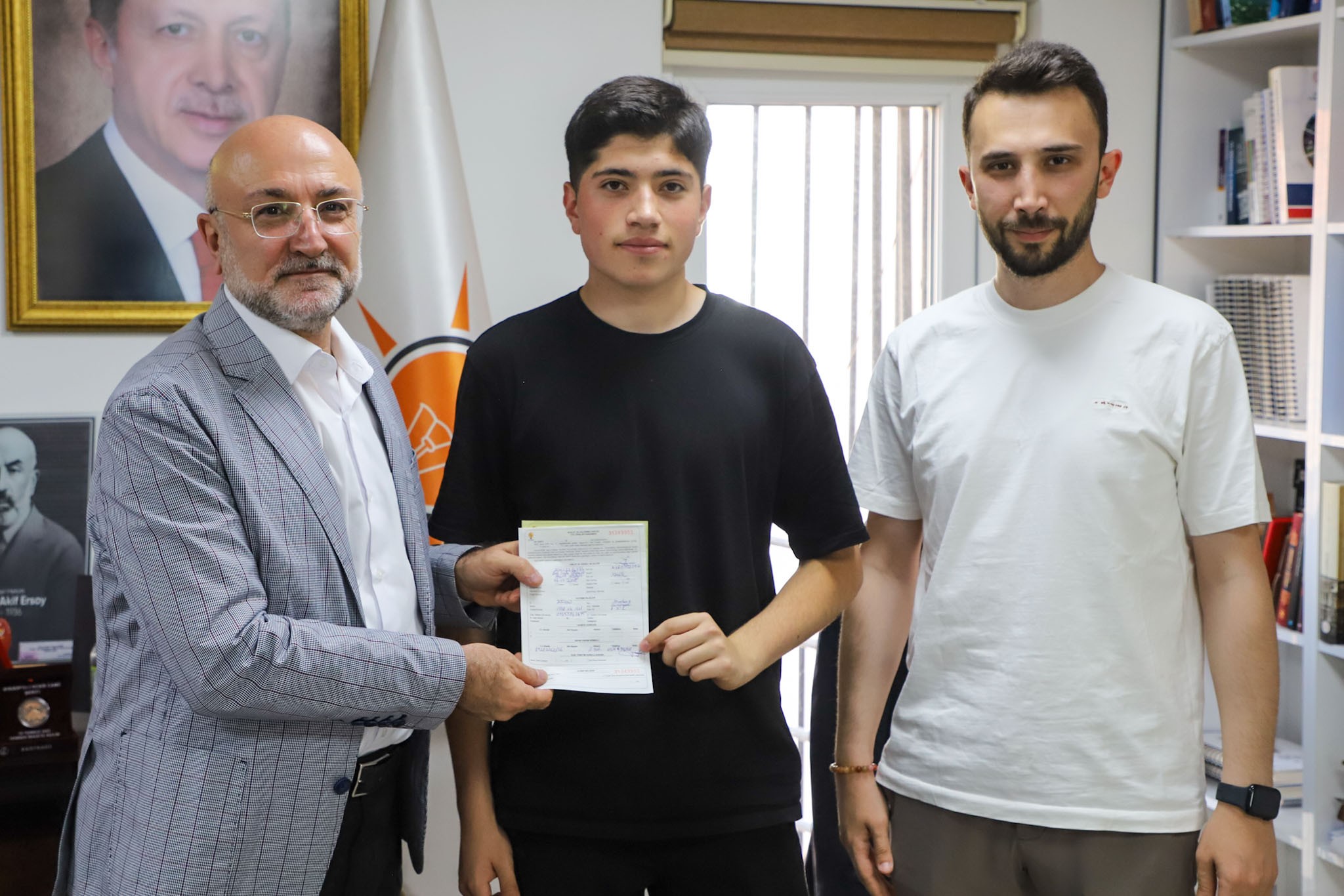 18 yaşına girdi, AK Partili oldu