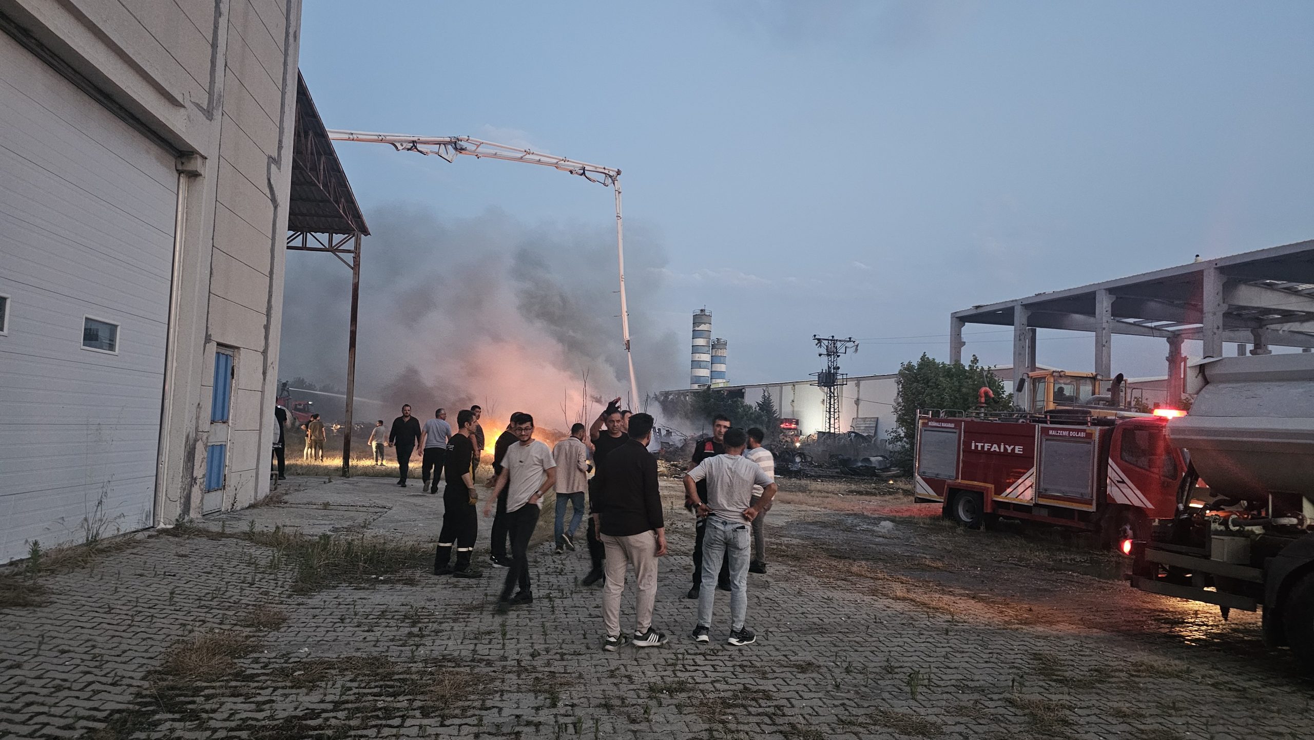 Afyonkarahisar Organize Sanayi Bölgesi'nde korkutan yangın