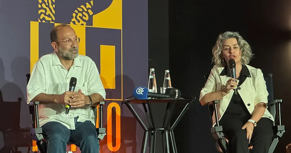 Feriye’de düzenlenen programda Farhadi, tecrübelerini paylaşarak, genç sinemacılara tavsiyelerde bulundu.