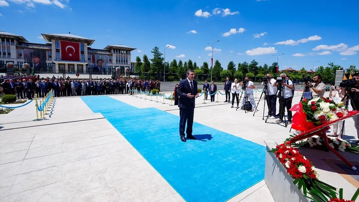 Yılmaz'dan 15 Temmuz Anıtı'na ziyaret