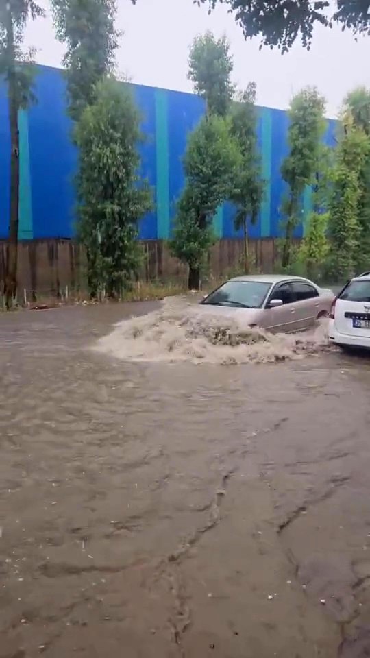 Yollar göle döndü, yağmur suları şelale gibi aktı 1 Yollar göle döndü, yağmur suları şelale gibi aktı