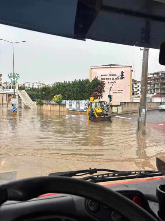 Yollar göle döndü, yağmur suları şelale gibi aktı 2 Yollar göle döndü, yağmur suları şelale gibi aktı