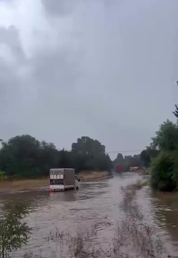Yollar göle döndü, yağmur suları şelale gibi aktı 3 Yollar göle döndü, yağmur suları şelale gibi aktı
