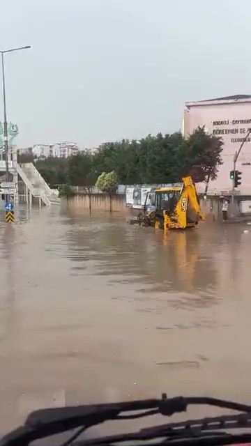 Yollar göle döndü, yağmur suları şelale gibi aktı 4 Yollar göle döndü, yağmur suları şelale gibi aktı
