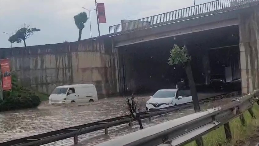 Yollar göle döndü, yağmur suları şelale gibi aktı