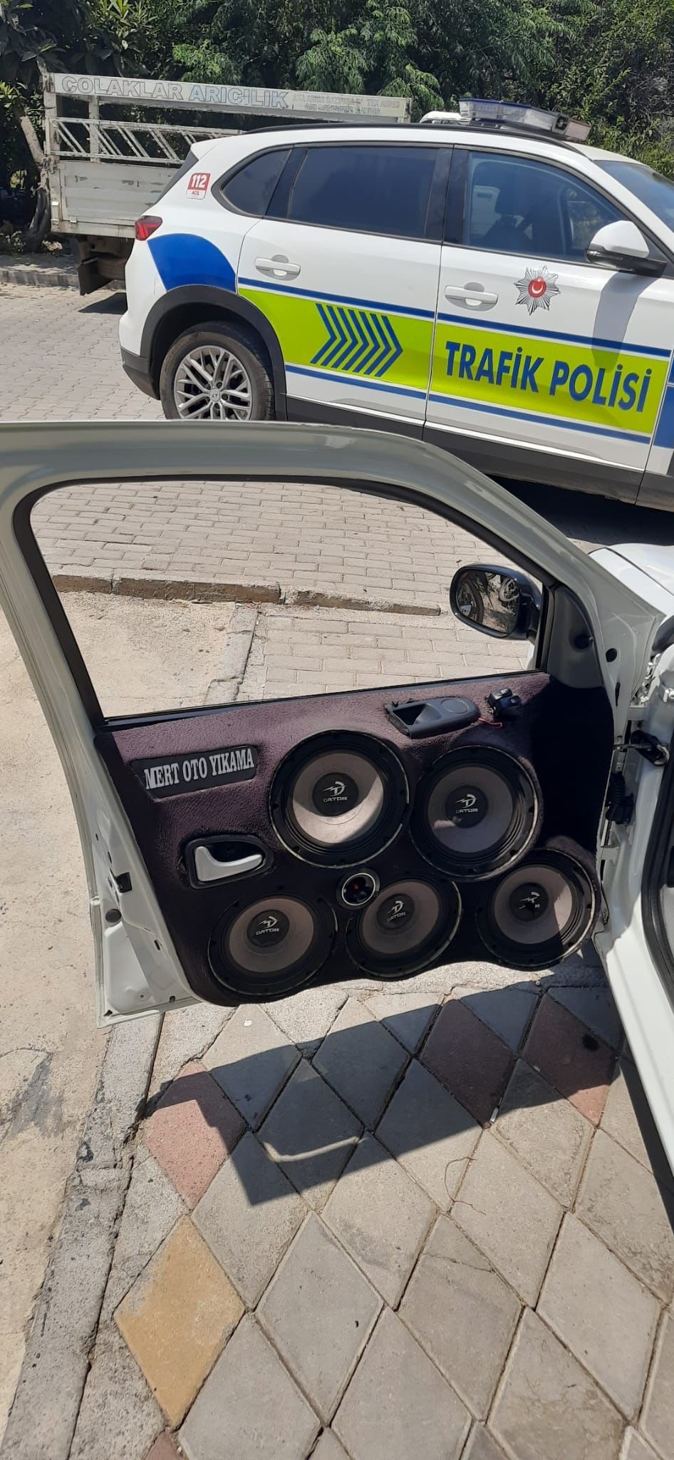 Yüksek sesle müzik açtılar, 246 bin 898 TL cezayı yediler