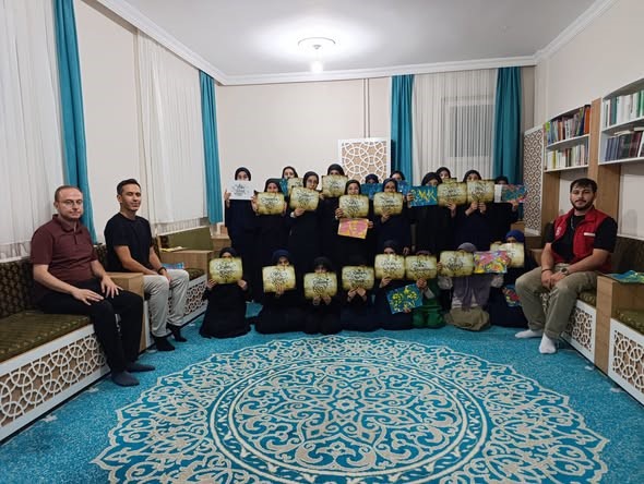 Emirdağ’da Aziziye Kız Hafızlık Kur’an Kursu öğrencilerine ‘Ebru Sanatı’ ve ‘Kaligrafi’ etkinliği’ ilgi gördü