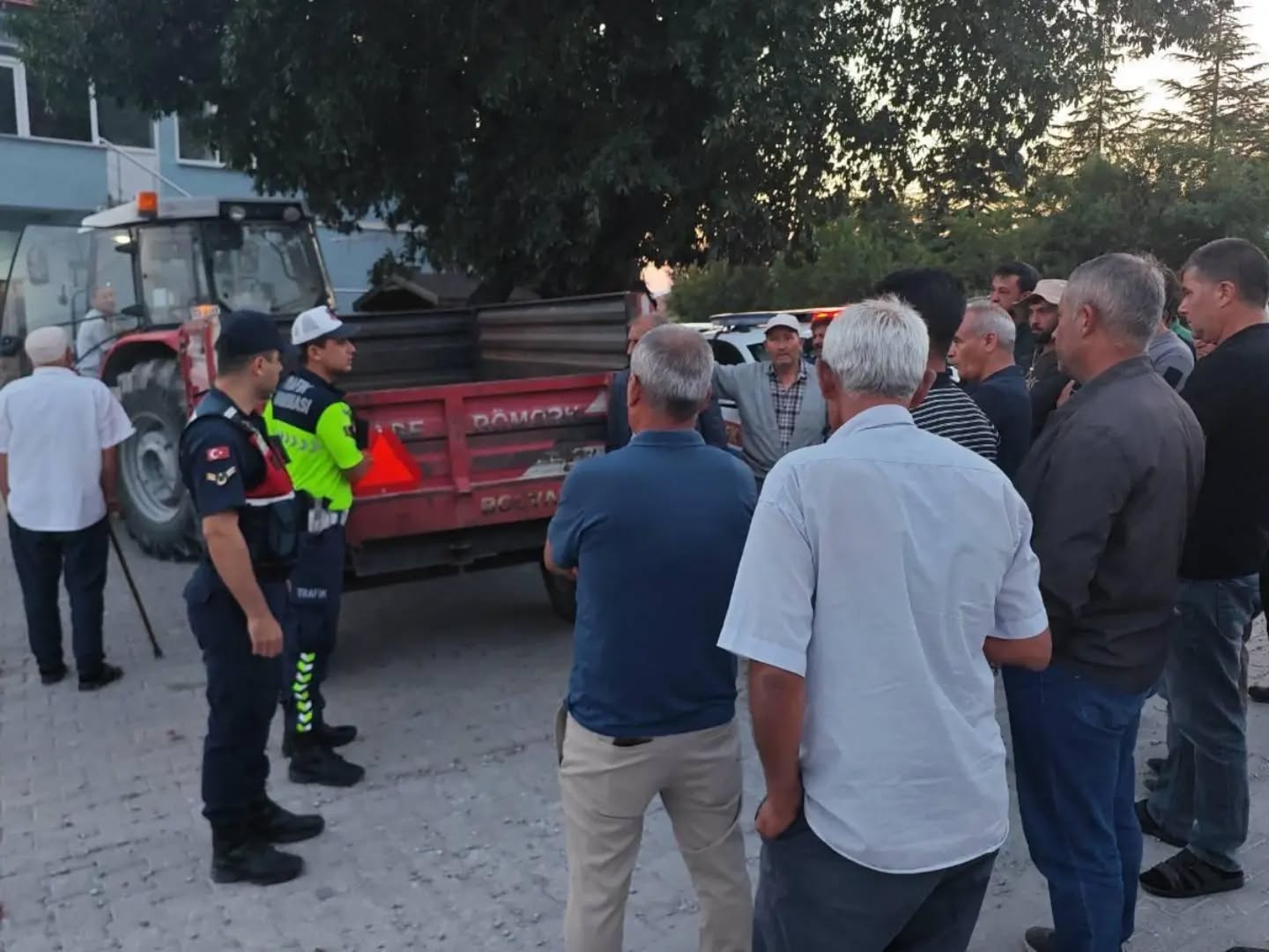 Bayat’ta jandarmadan traktör sürücülerine reflektör uyarısı