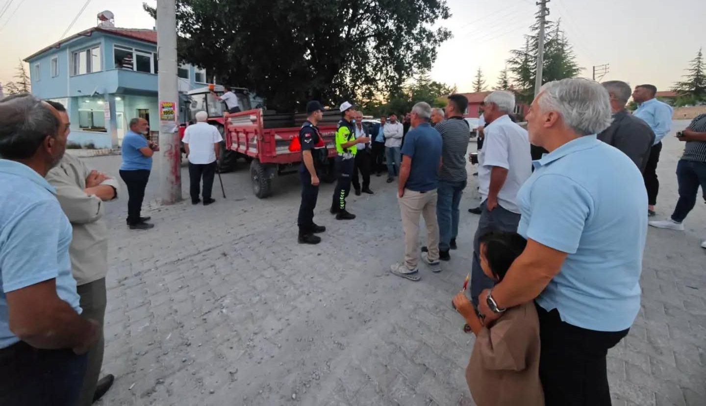 Bayat’ta jandarmadan traktör sürücülerine reflektör uyarısı