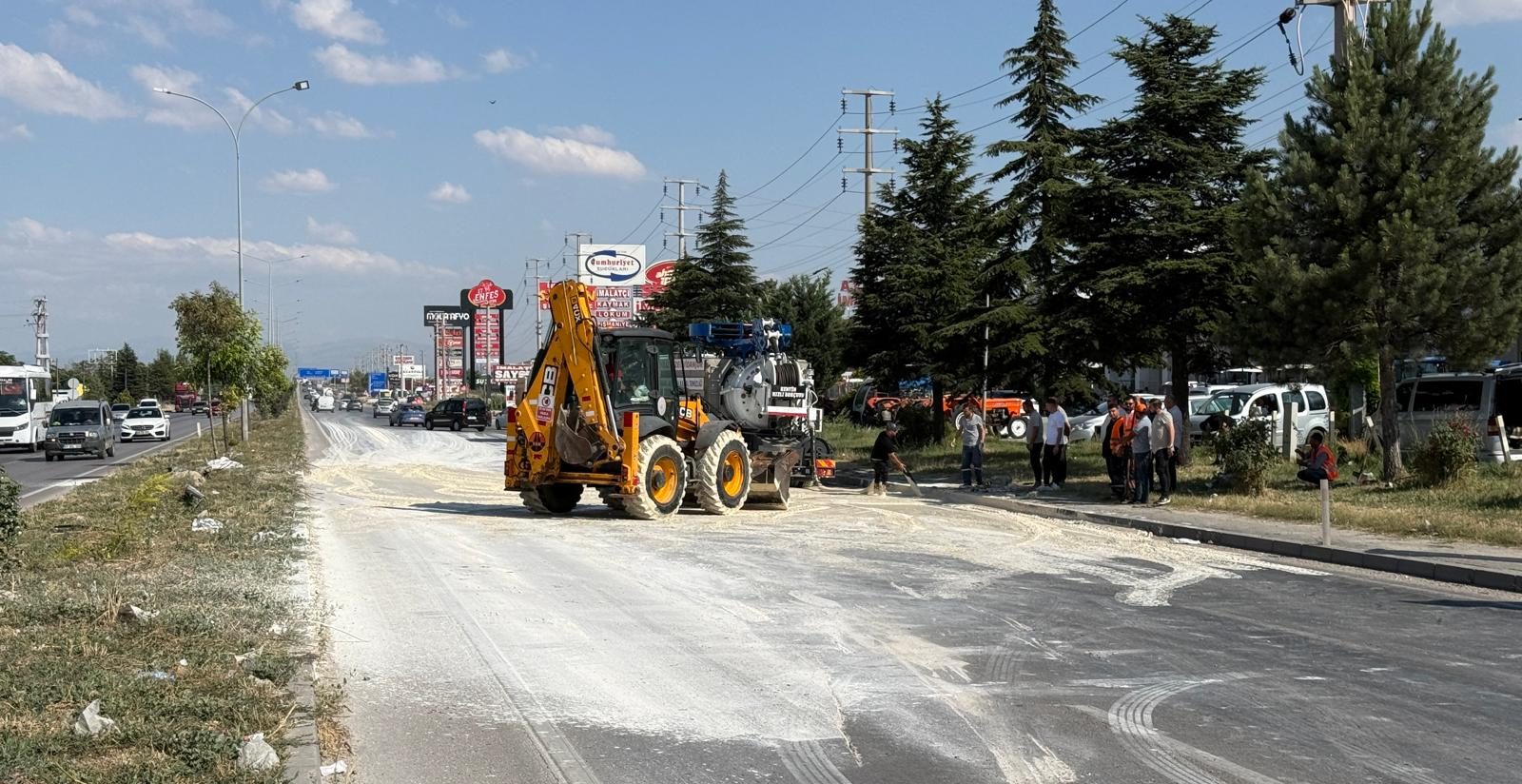 Çevre yolunda mermer tozu yüklü kamyon devrildi