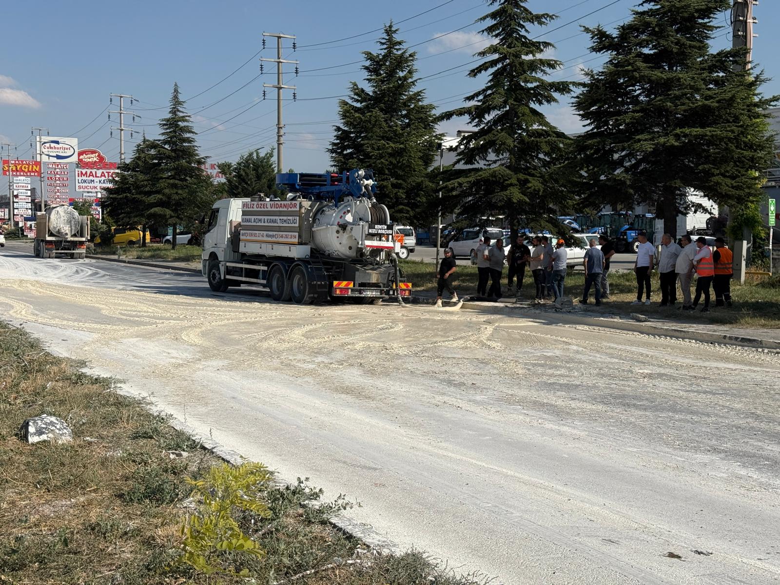 Çevre yolunda mermer tozu yüklü kamyon devrildi