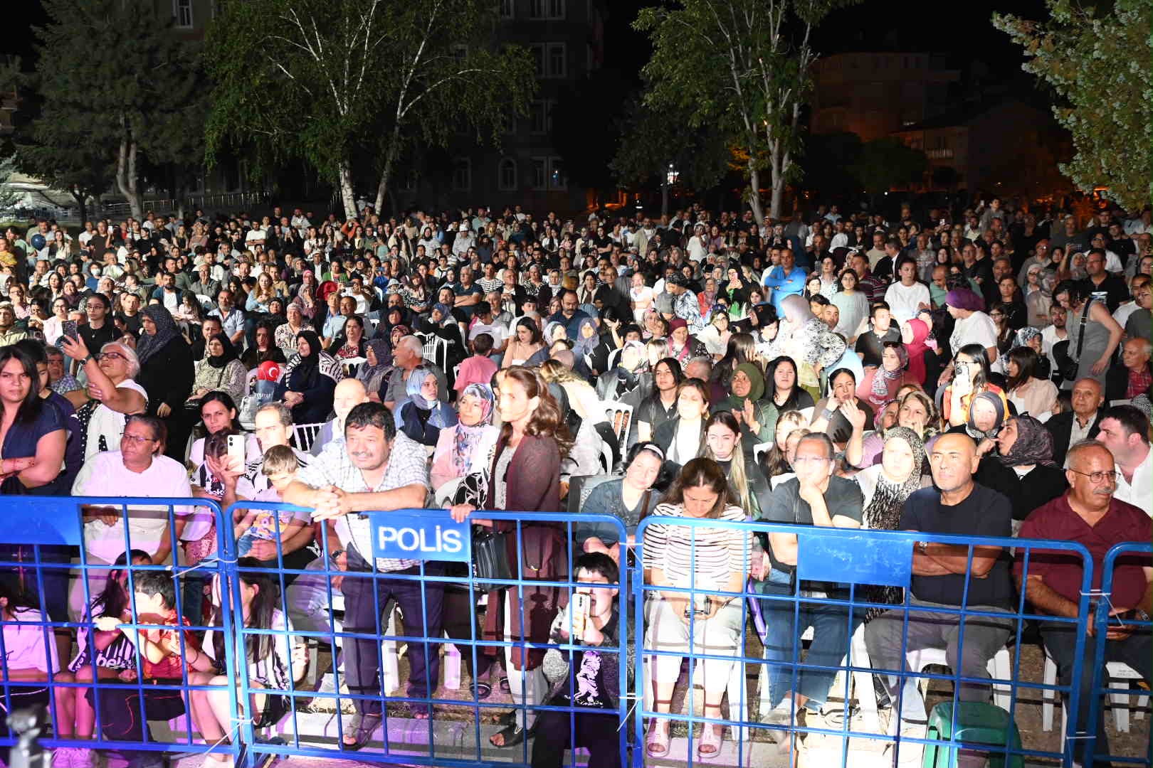 Emirdağ’da festival coşkusu Uğur Önür konseriyle başladı