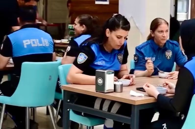 Emniyet Müdürü Erol, personele aşure dağıttı