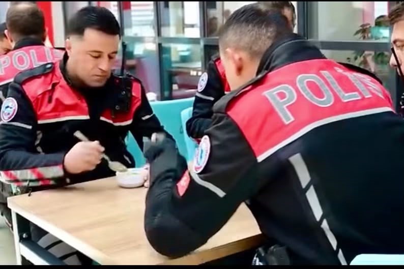 Emniyet Müdürü Erol, personele aşure dağıttı