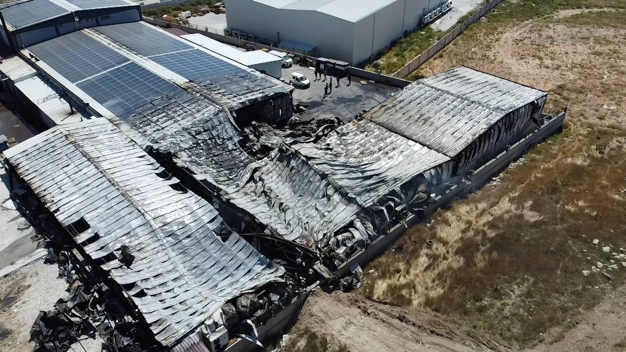 Sucuk fabrikası enkaza döndü