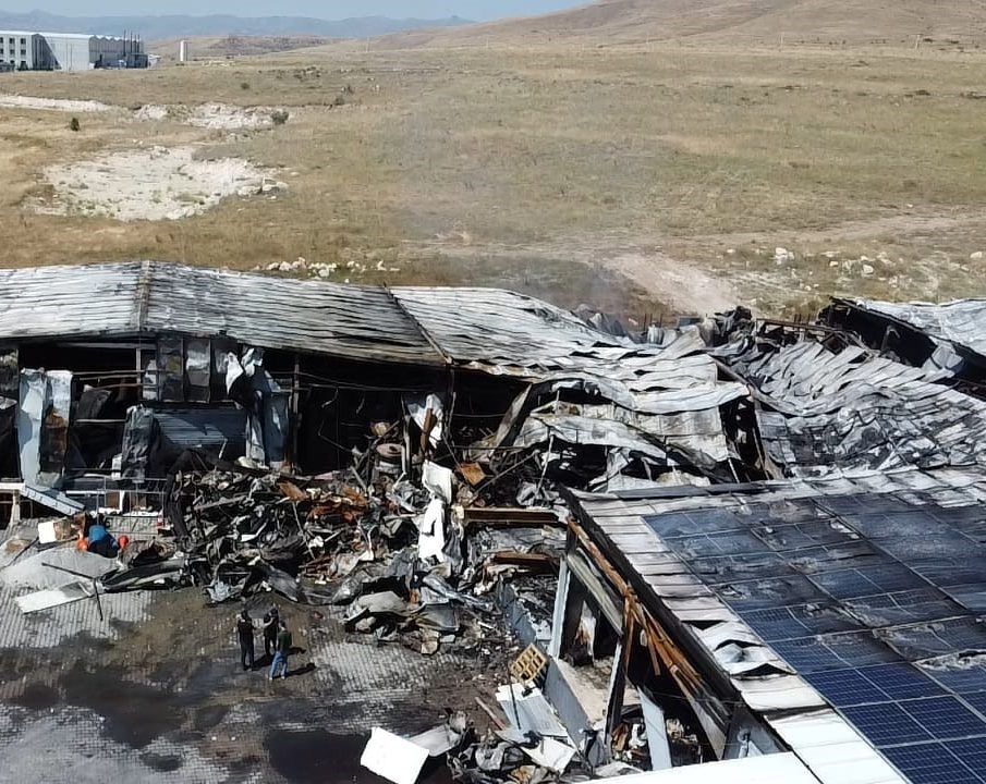 Sucuk fabrikası enkaza döndü