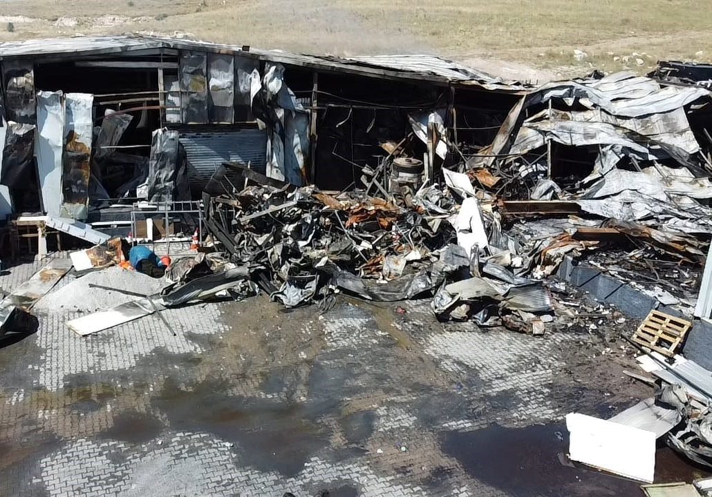 Sucuk fabrikası enkaza döndü