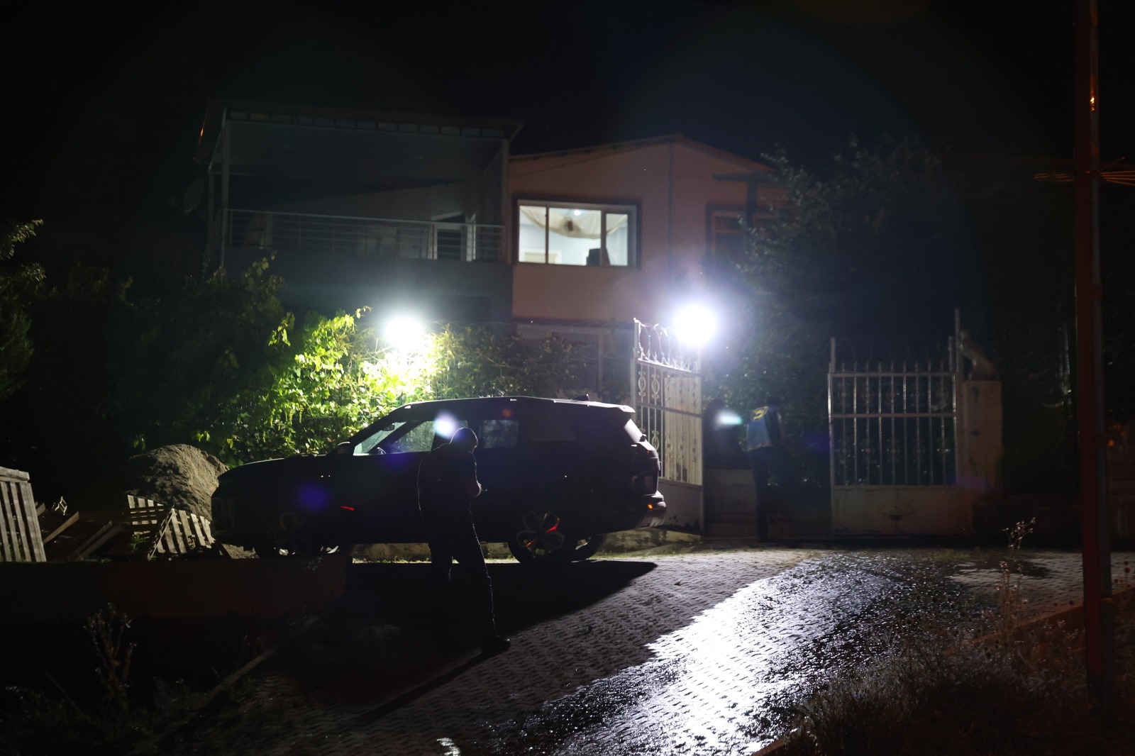 Husumetlilerinin olduğu eve kurşun yağdırdılar: 4 yaralı