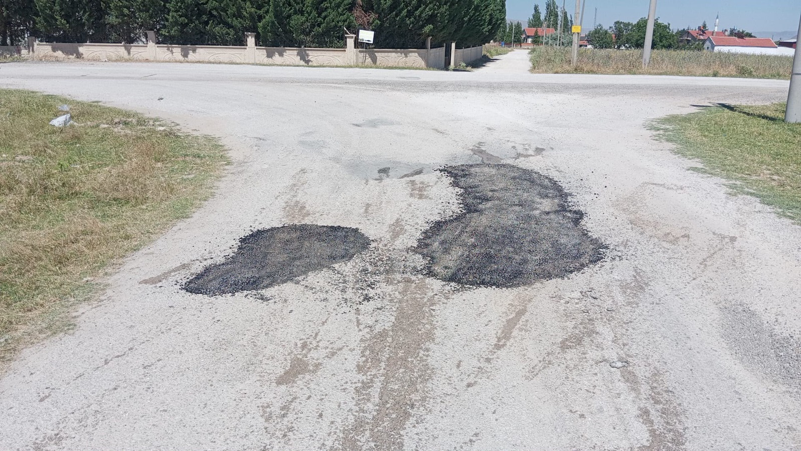 Bolvadin’de yol bakım ve sıcak asfalt yama çalışmaları sürüyor