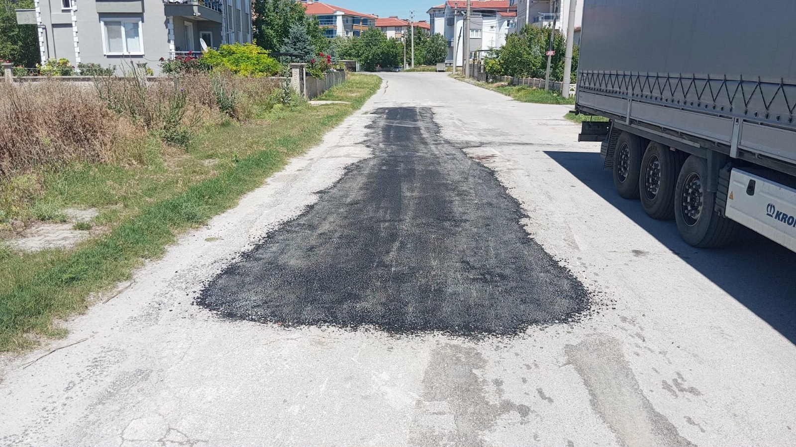 Bolvadin’de yol bakım ve sıcak asfalt yama çalışmaları sürüyor