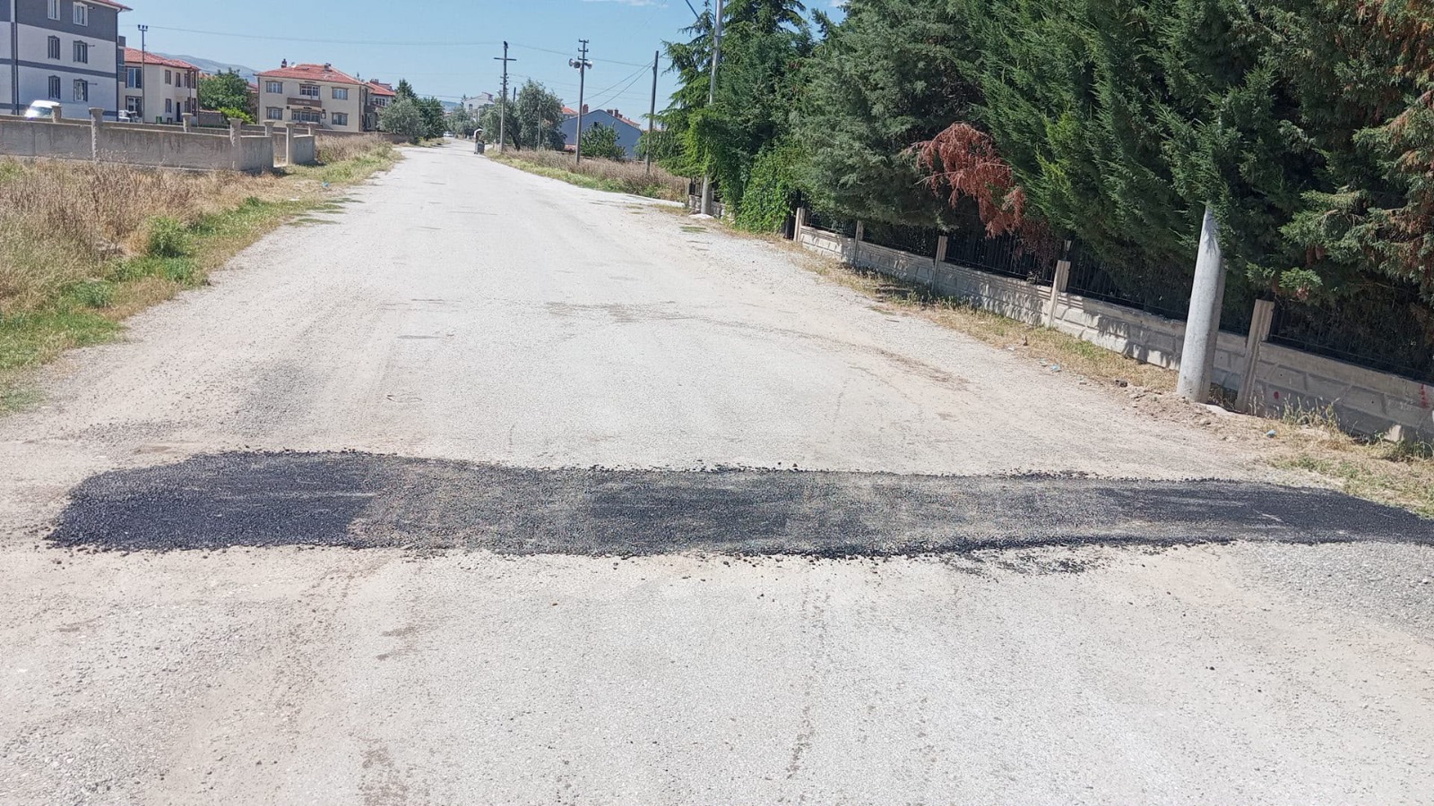 Bolvadin’de yol bakım ve sıcak asfalt yama çalışmaları sürüyor