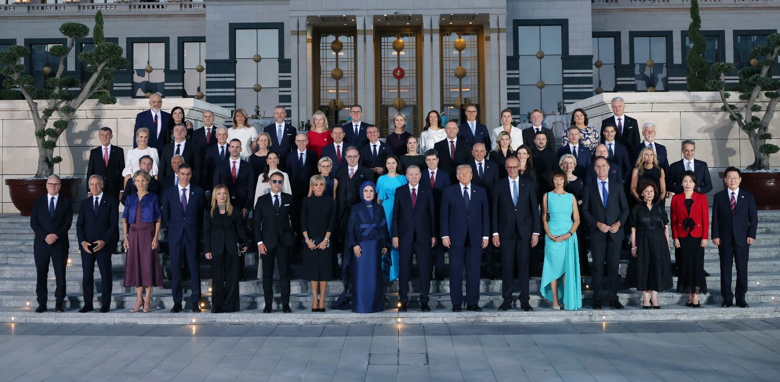 NATO liderleri Külliye’de aile fotoğrafında buluştu