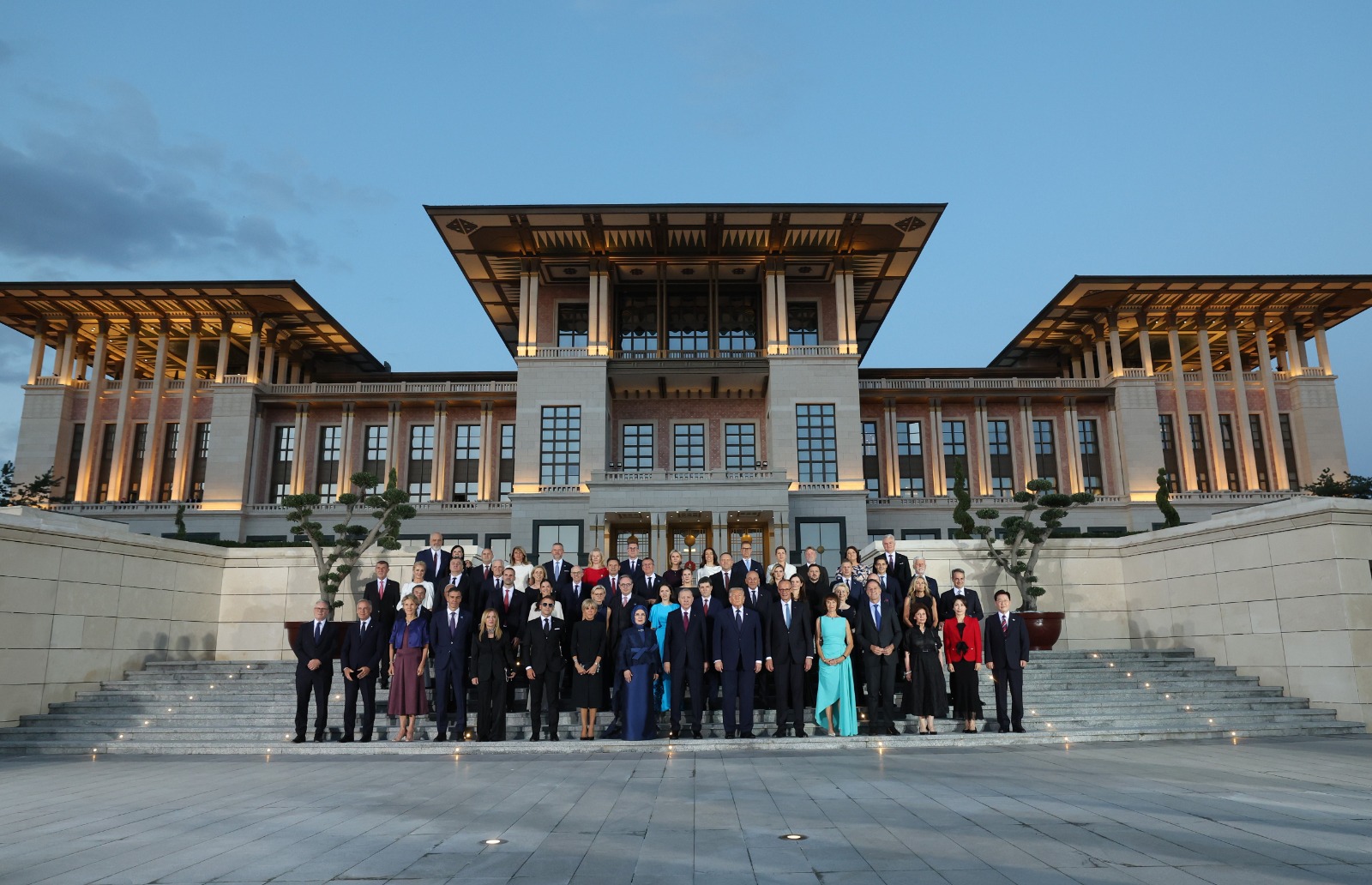 NATO liderleri Külliye'de aile fotoğrafında buluştu