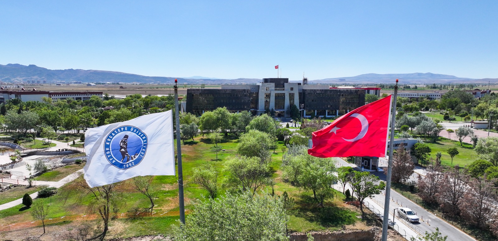 AKÜ, yeni bölüm ve programlarla büyüyor