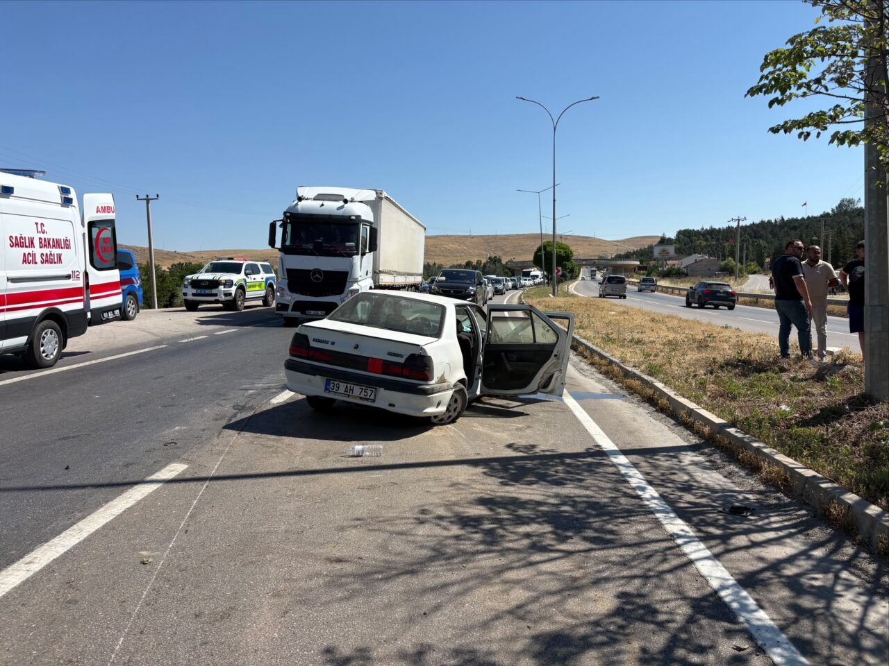 Afyonkarahisar’da bariyerlere çarpan otomobildeki 6 kişi yaralandı