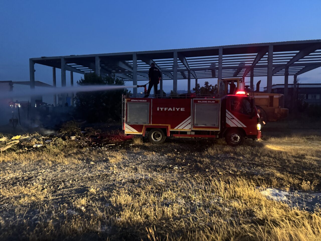 Afyonkarahisar’da fabrika bahçesinde çıkan yangın söndürüldü