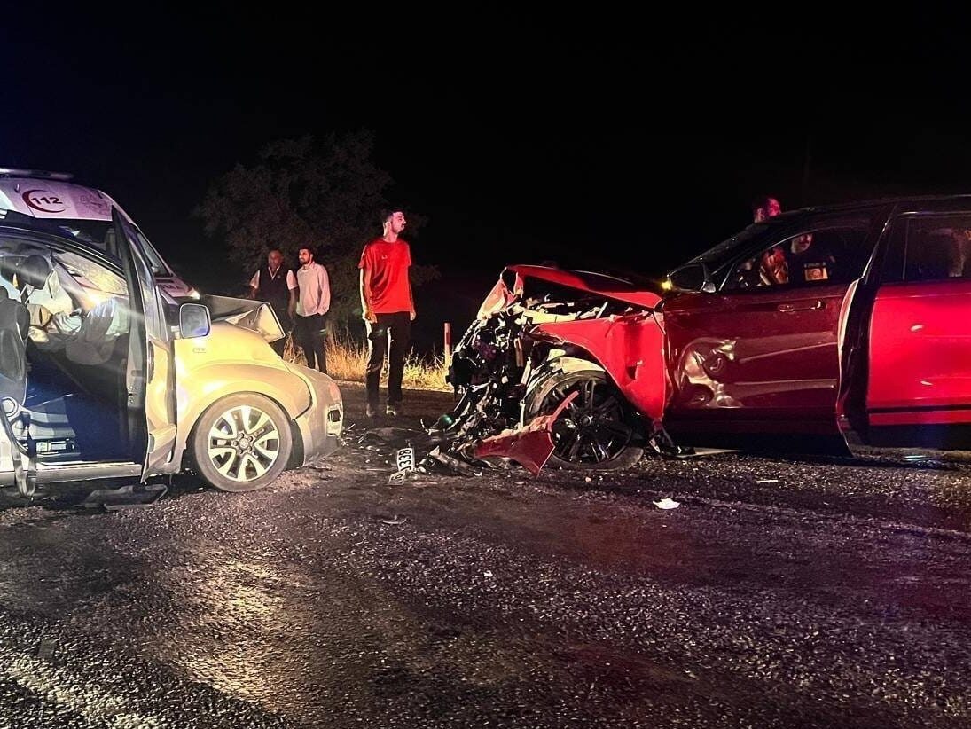 Afyonkarahisar’da hafif ticari araç ile otomobil çarpıştı, 2 kişi öldü, 4 kişi yaralandı