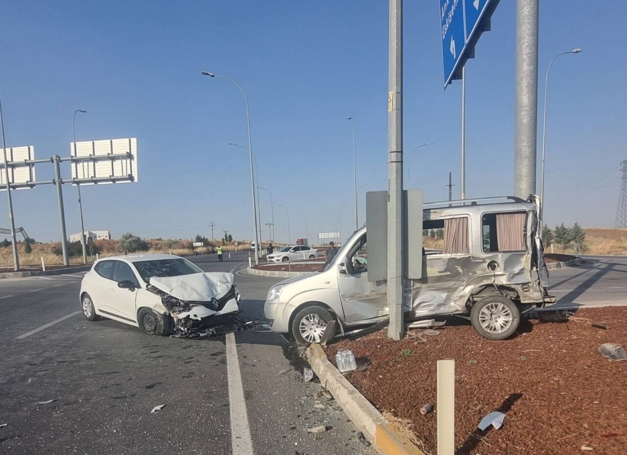 Afyonkarahisar’da hafif ticari araç ile otomobilin çarpıştığı kazada 7 kişi yaralandı