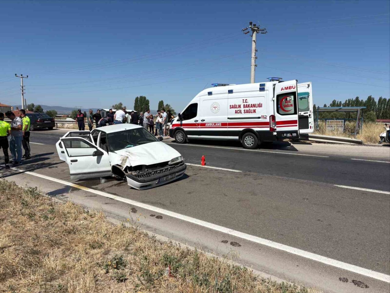 Bariyerlere çarpan otomobilde 6 kişi yaralandı
