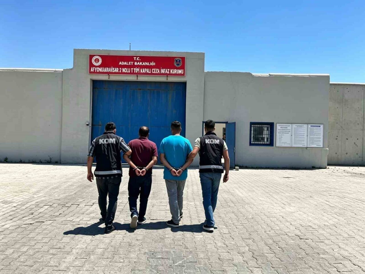 Kaçakçılık suçundan aranan 2 şahsı polis yakaladı