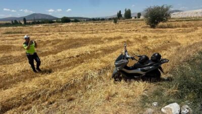 Afyonkarahisar’da kontrolden çıkarak devrilen motosiklette 2 kişi yaralandı. Kaza, Emirdağ