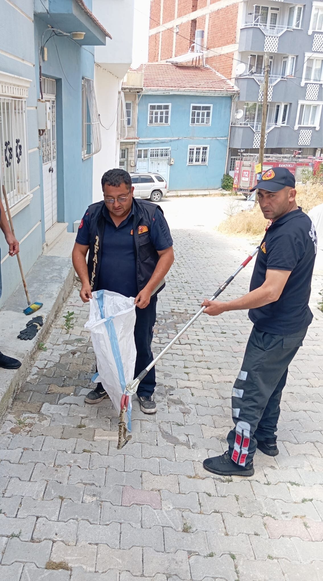 Sandıklı’da bir eve giren yılan itfaiye ekiplerince yakalandı