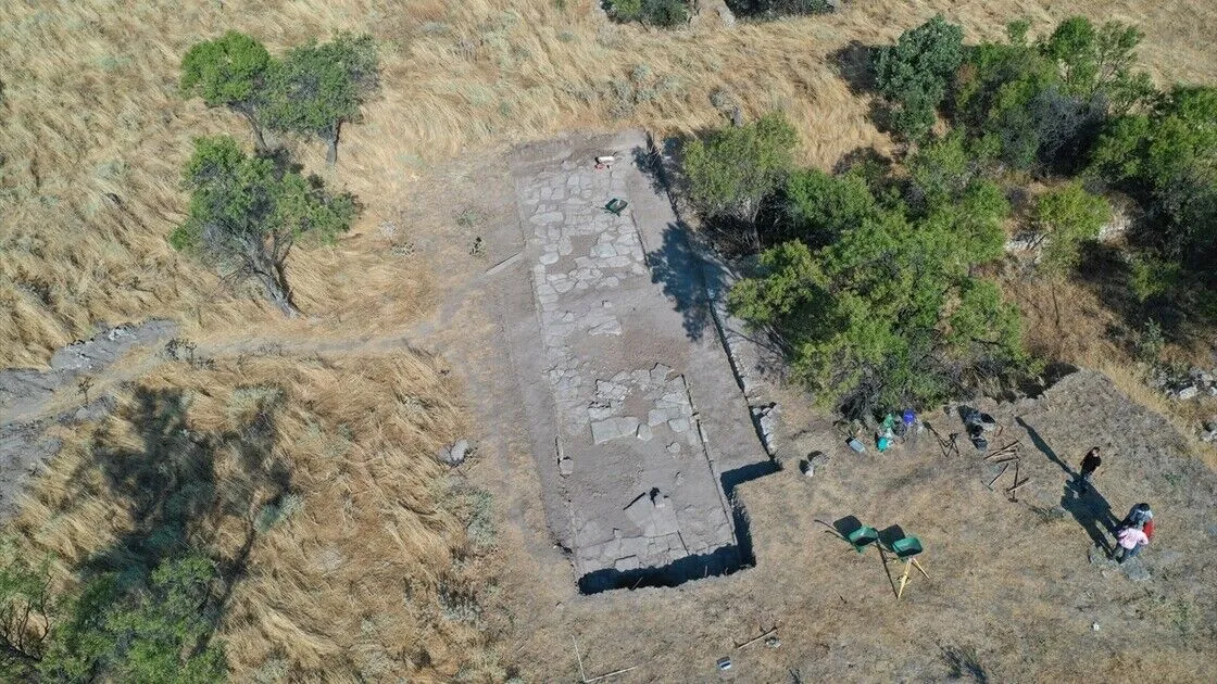Troya'yı etkileyen 1500 yıl önceki depremin izleri kazı yapılan caddede tespit edildi
