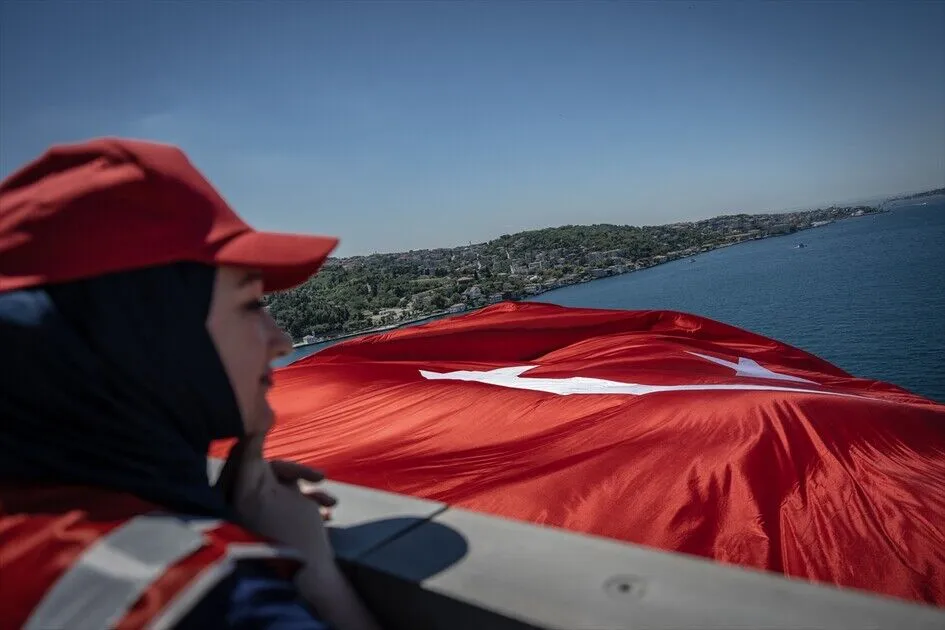 15 Temmuz Şehitler Köprüsü'ne Türk bayrağı asıldı