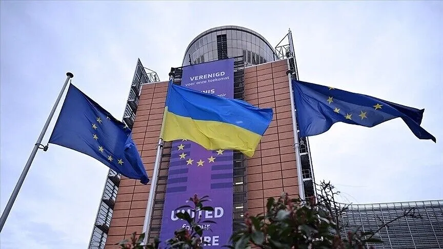 Kiev’de Ukrayna Devlet Günü kapsamında düzenlenen törende konuşan von der