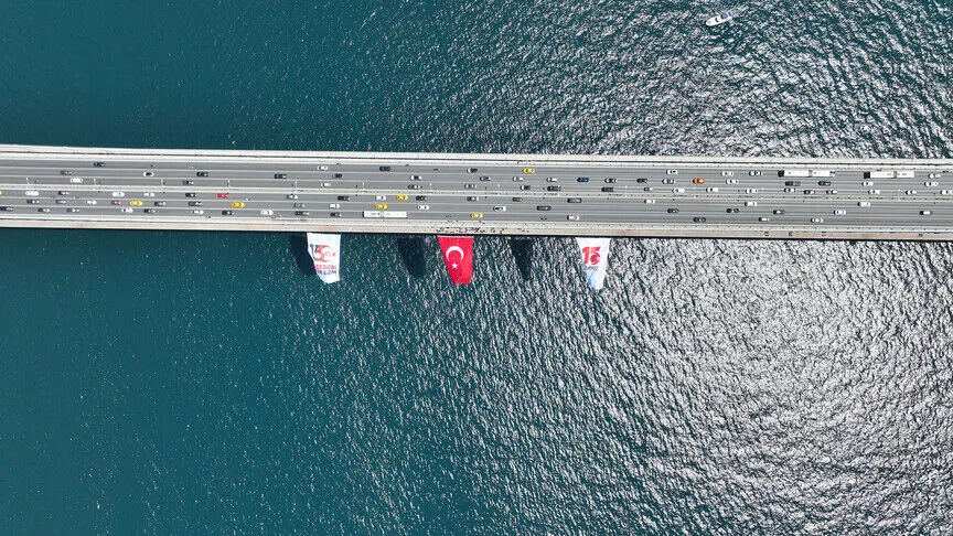 İstanbul Boğazı’ndaki köprülere 15 Temmuz dolayısıyla Türk bayrağı asıldı