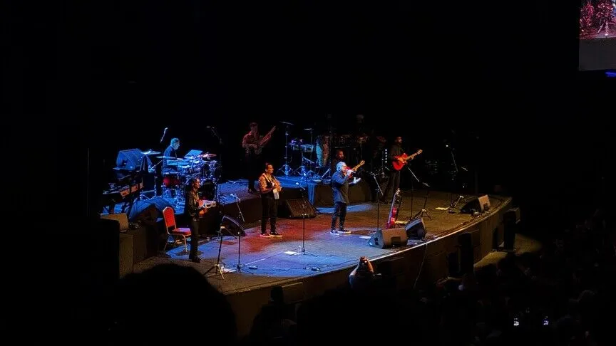 Andre Reyes liderliğindeki topluluk, konserde “Bamboleo”, “Volare”, “Un Amor”, “Baila