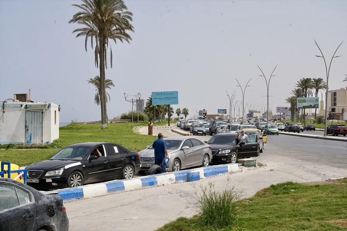 Petrol zengini Libya’da yakıt krizi benzin istasyonlarında uzun araç kuyruklarına neden oldu