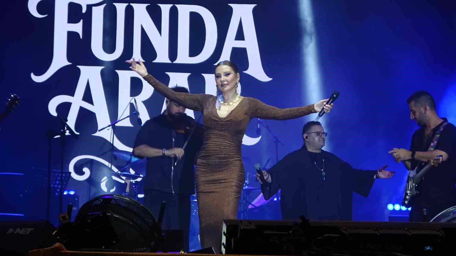 Ağustos Fuarı’nda Funda Arar rüzgarı
