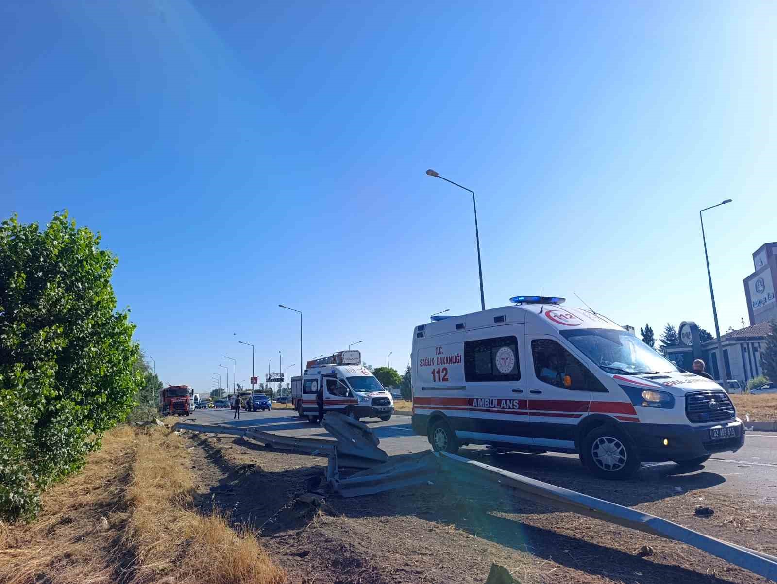 Afyonkarahisar-Antalya kara yolunun Tınaztepe Kavşağı mevkisinde bir yolcu otobüsü devrildi 1 Afyonkarahisar-Antalya kara yolunun Tınaztepe Kavşağı mevkisinde bir yolcu otobüsü devrildi