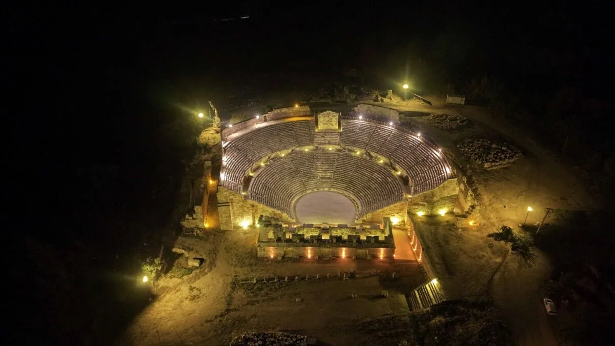 Restorasyonu tamamlanan Tlos Antik Kenti Tiyatrosu, güneş enerjisiyle aydınlatılacak
