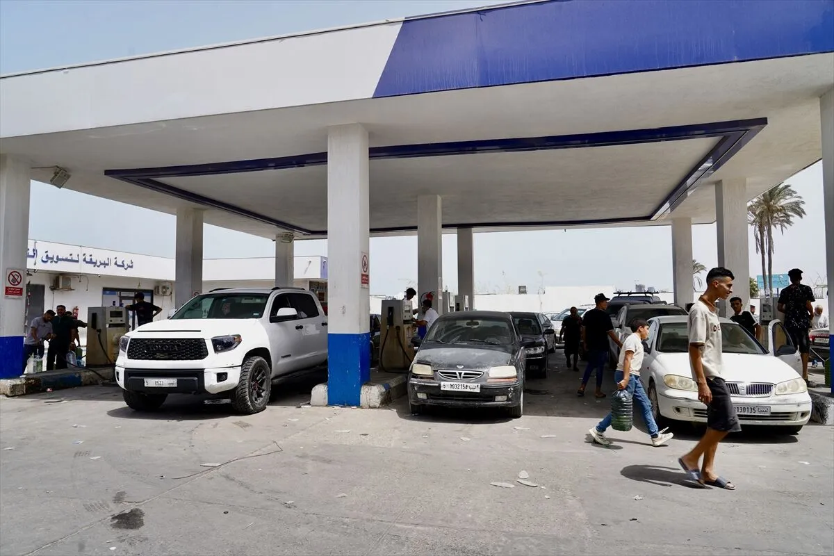 Petrol zengini Libya’da yakıt krizi benzin istasyonlarında uzun araç kuyruklarına neden oldu