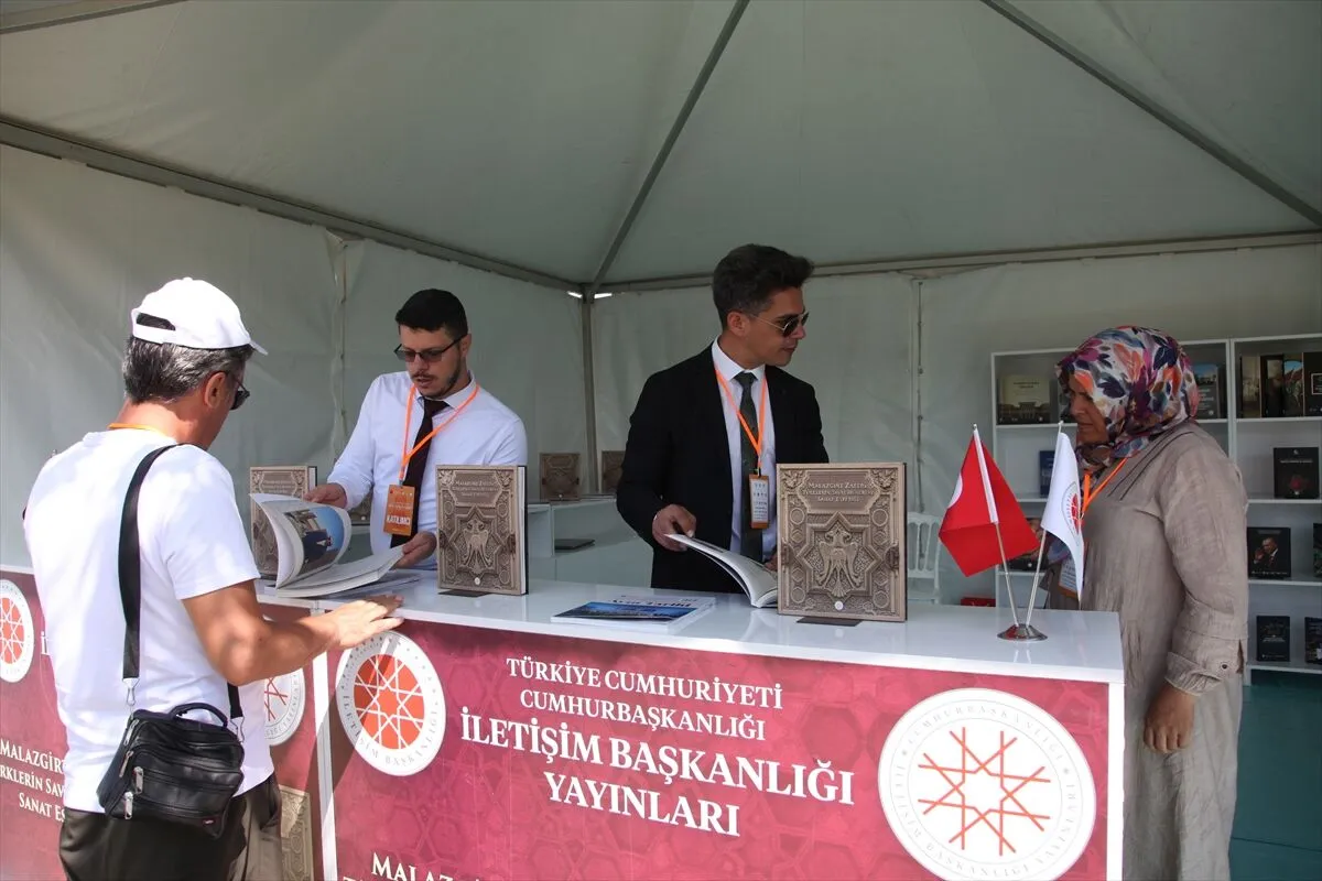 Ahlat'ta İletişim Başkanlığı standına yoğun ilgi