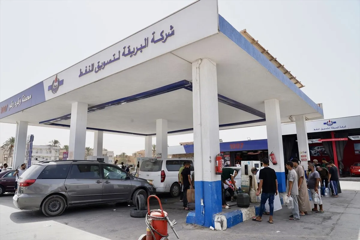 Petrol zengini Libya’da yakıt krizi benzin istasyonlarında uzun araç kuyruklarına neden oldu