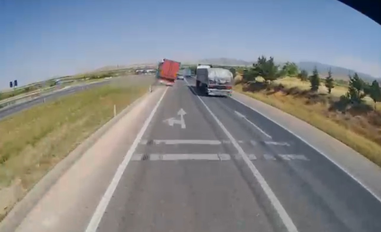 Freni boşaldığı iddia edilen tır dehşet saçtı